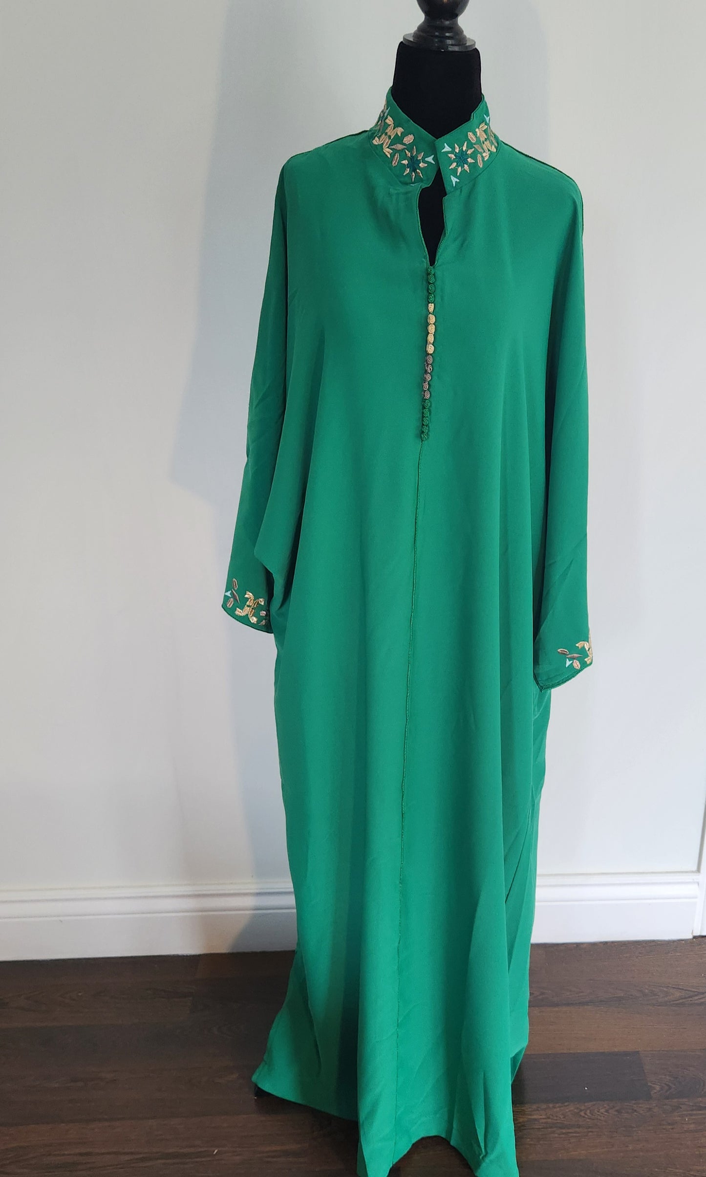 Embroidered High-Collar Moroccan Kaftan – Chic & Timeless