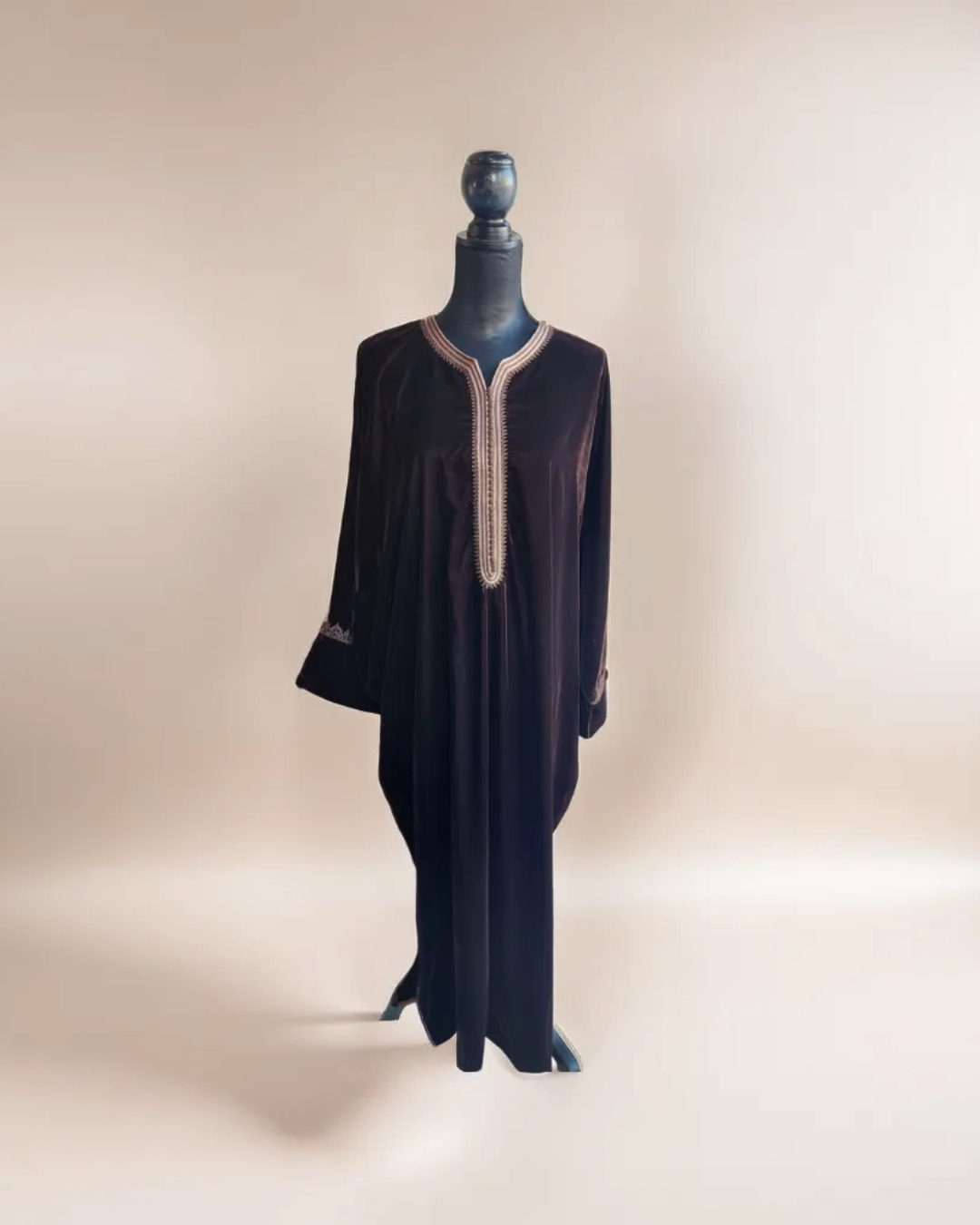 Velvet Moroccan Gandoura with Elegant Embroidery – Timeless Luxury